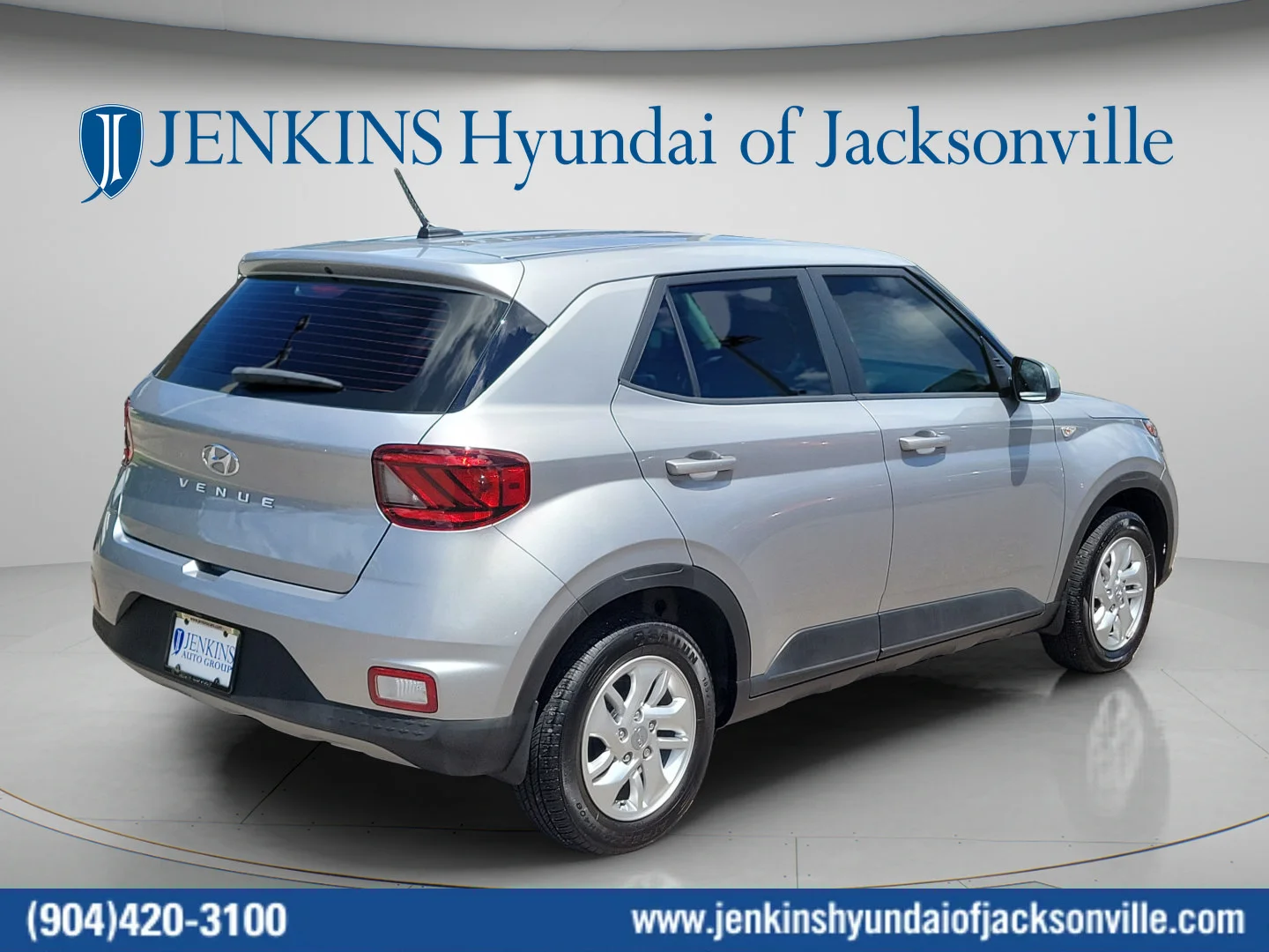Used 2025 Shimmering Silver Hyundai SE image 3