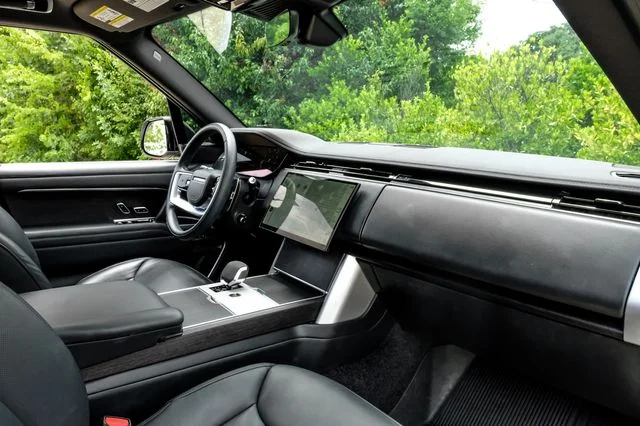 Used 2024 White Land Rover SE image 21