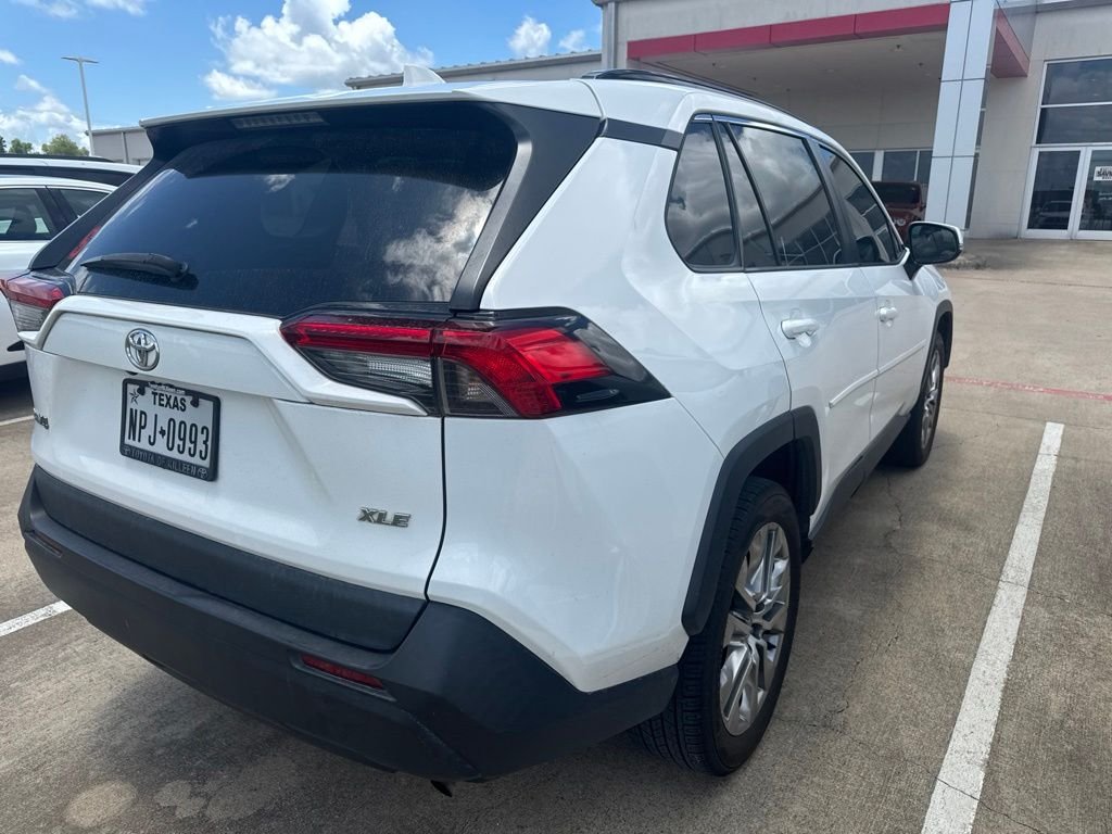 Used 2020 White Toyota XLE Premium image 4