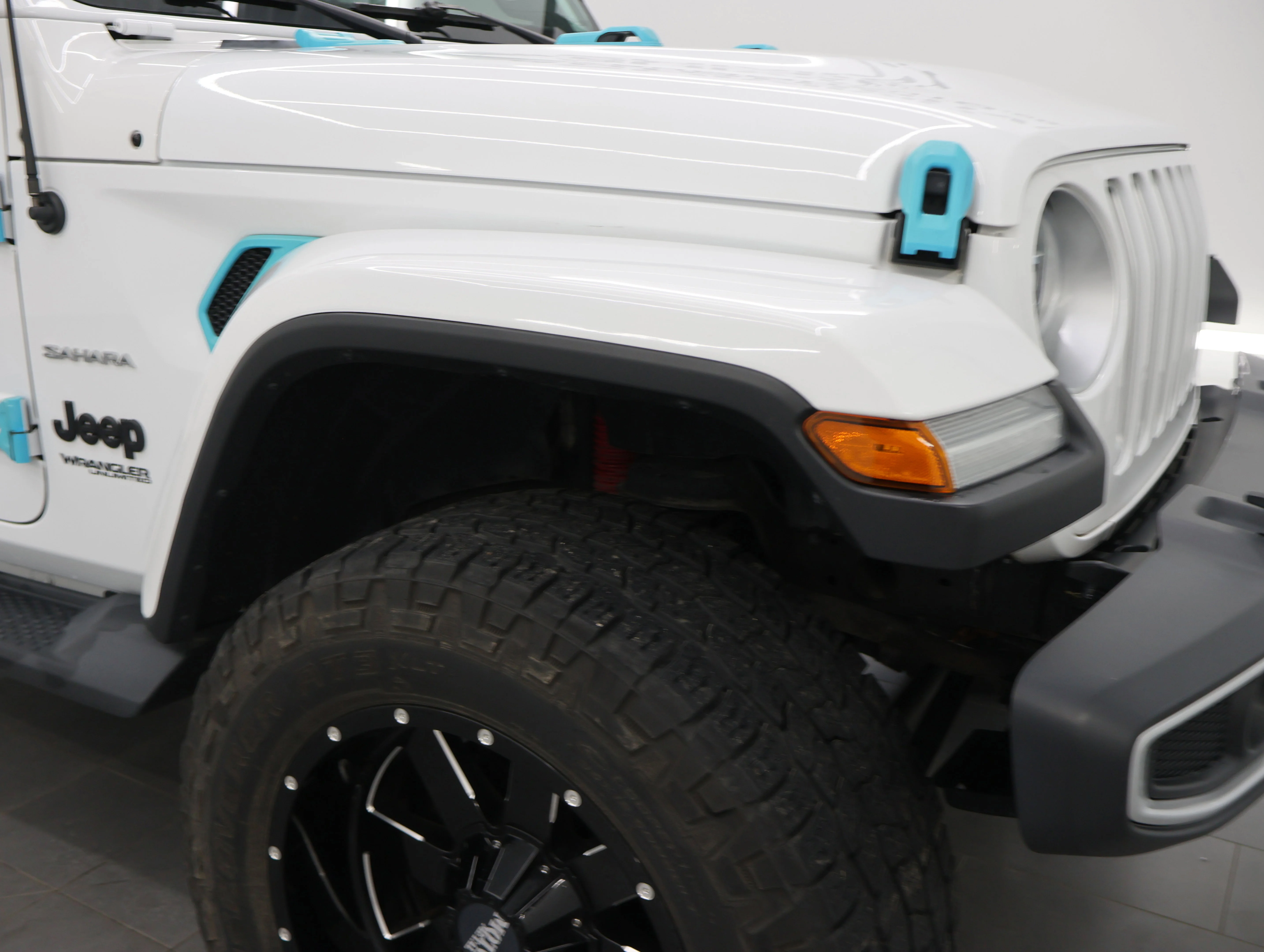 Used 2019 Bright White Clearcoat Jeep Unlimited Sahara image 21