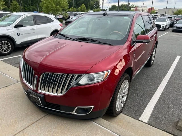 Used 2015 Red Lincoln Base image 1