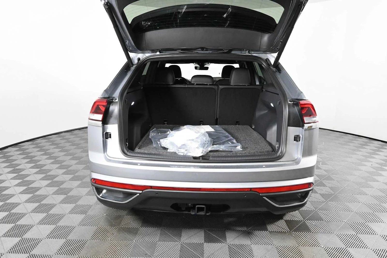 New 2026 Silver Mist Metallic Volkswagen 2.0T SE w/Technology image 7