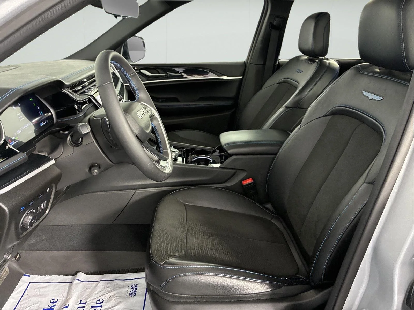 Used 2023 Silver Zynith Jeep Trailhawk image 25