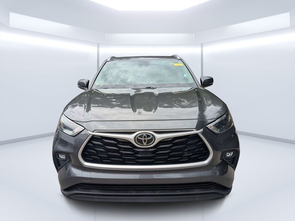 Used 2022 Gray Toyota XLE image 9
