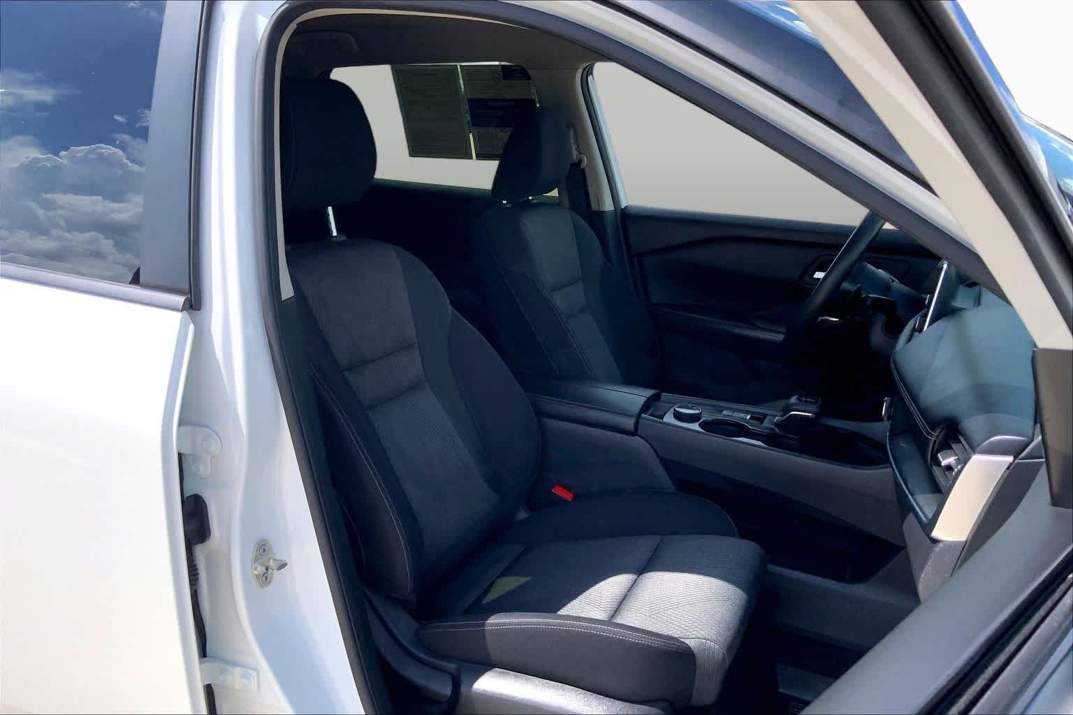 Used 2024 Everest White Pearl Nissan SV image 9