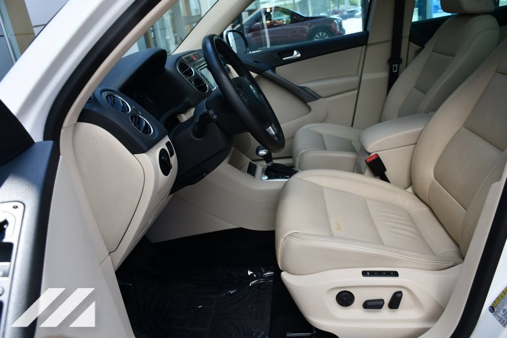 Used 2010  Volkswagen SE image 20