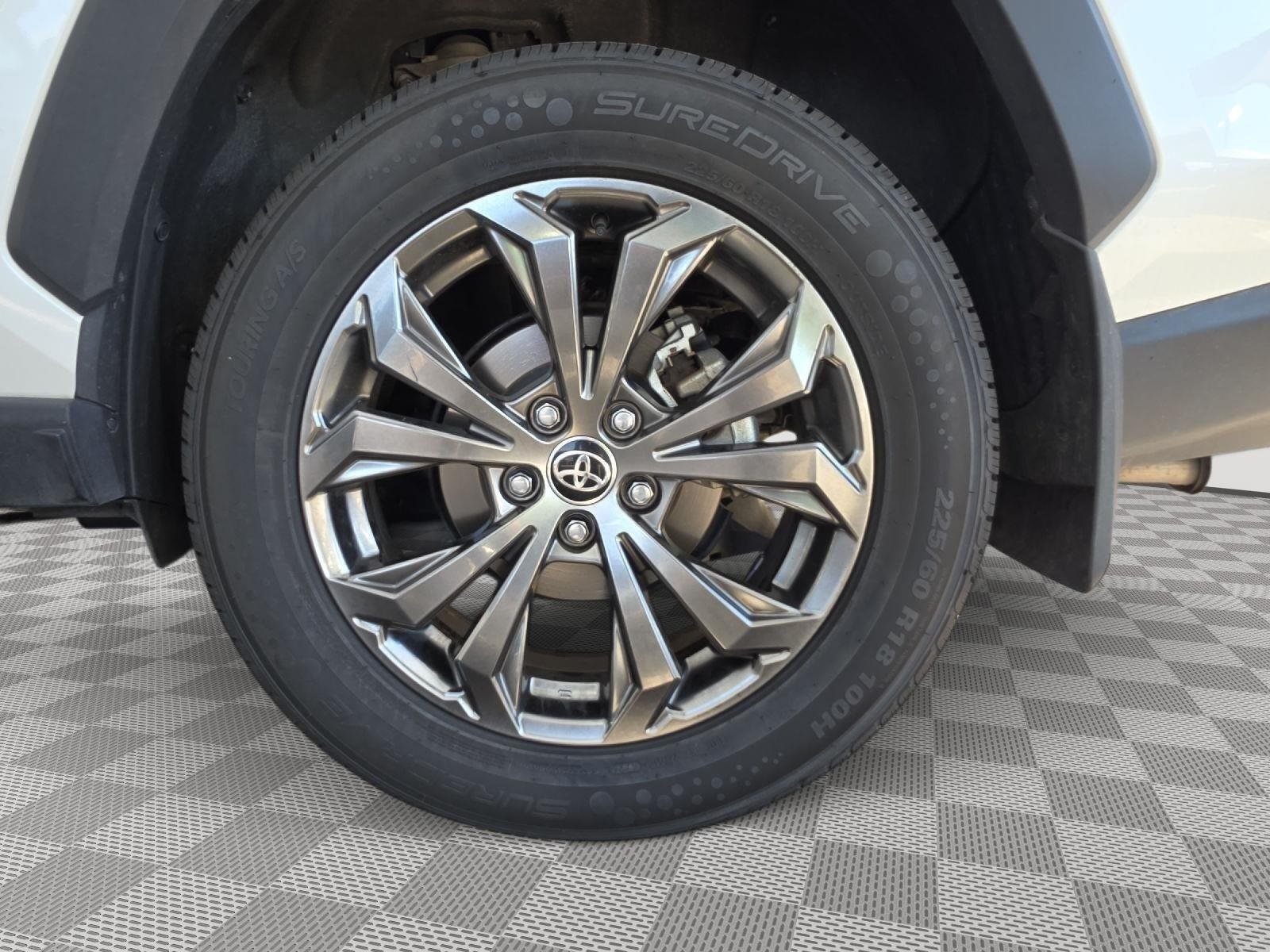 Used 2024 Wind Chill Pearl Toyota XLE Premium image 21