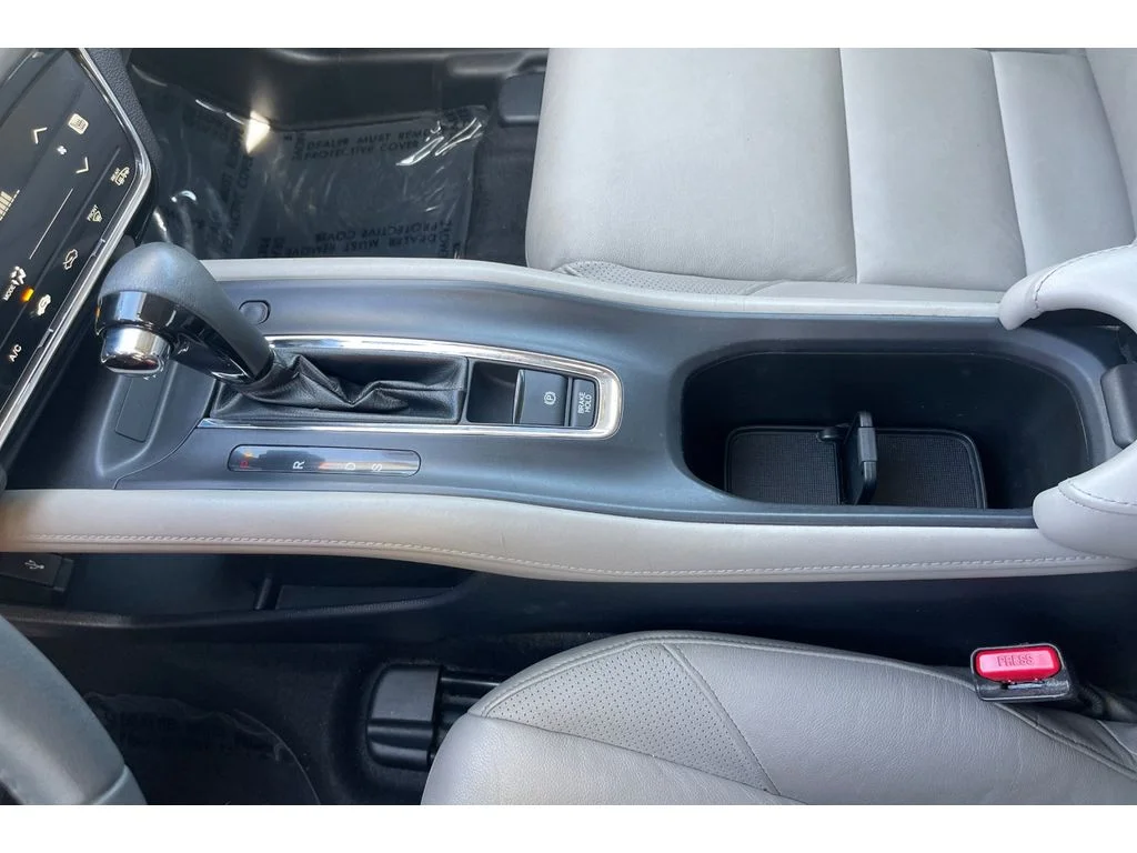 Used 2018 White Orchid Pearl Honda EX-L Navi image 32