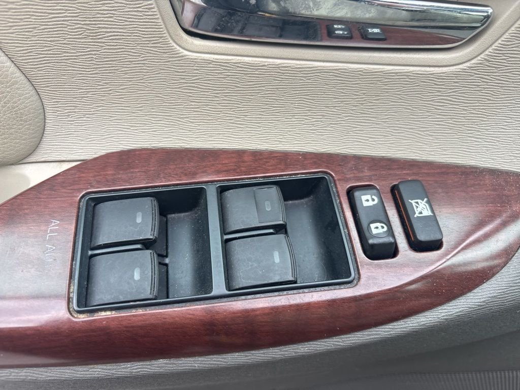 Used 2013 Black Toyota XLE image 21