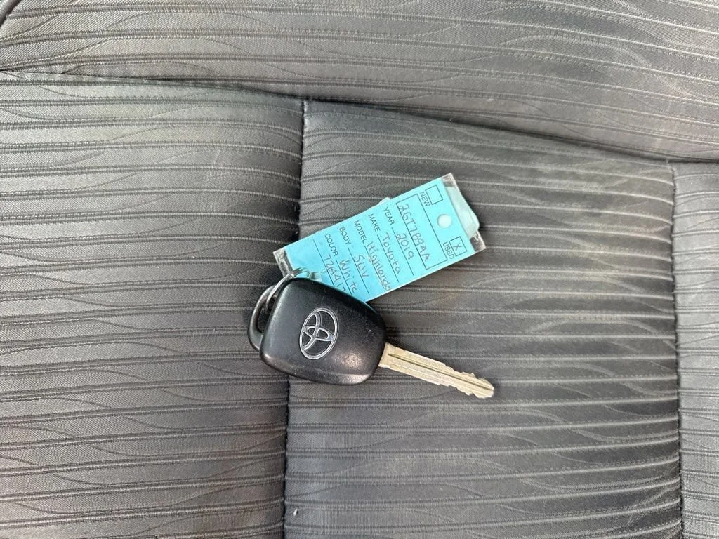 Used 2019  Toyota LE image 17