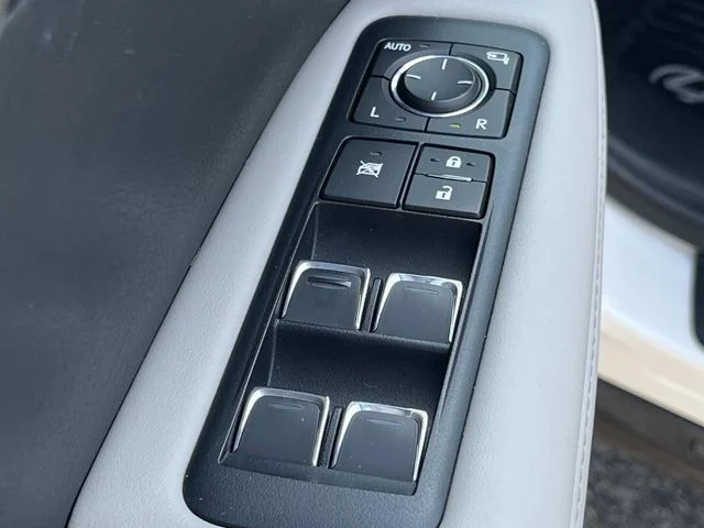 Used 2018 White Lexus 350L image 31