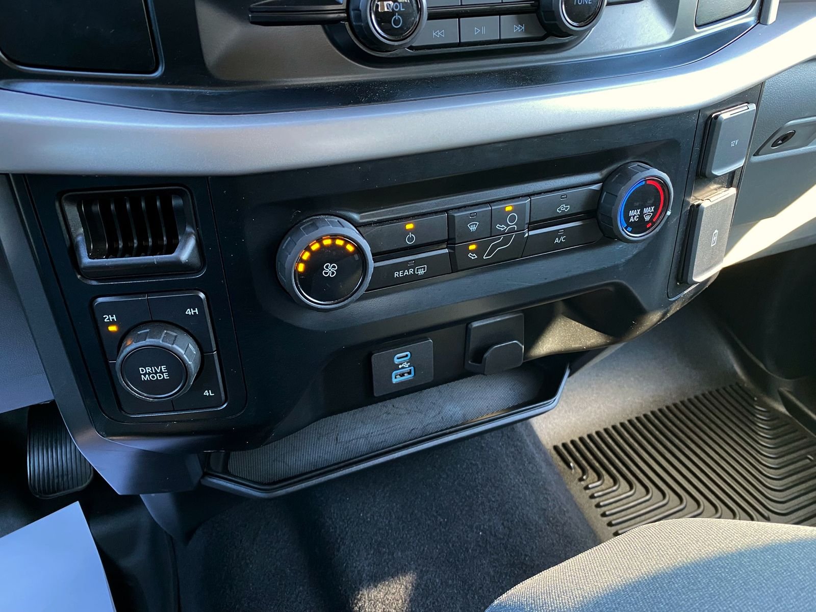 Used 2023 Oxford White Ford XLT image 19