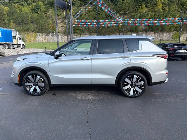 Used 2025 Silver Mitsubishi SE image 10