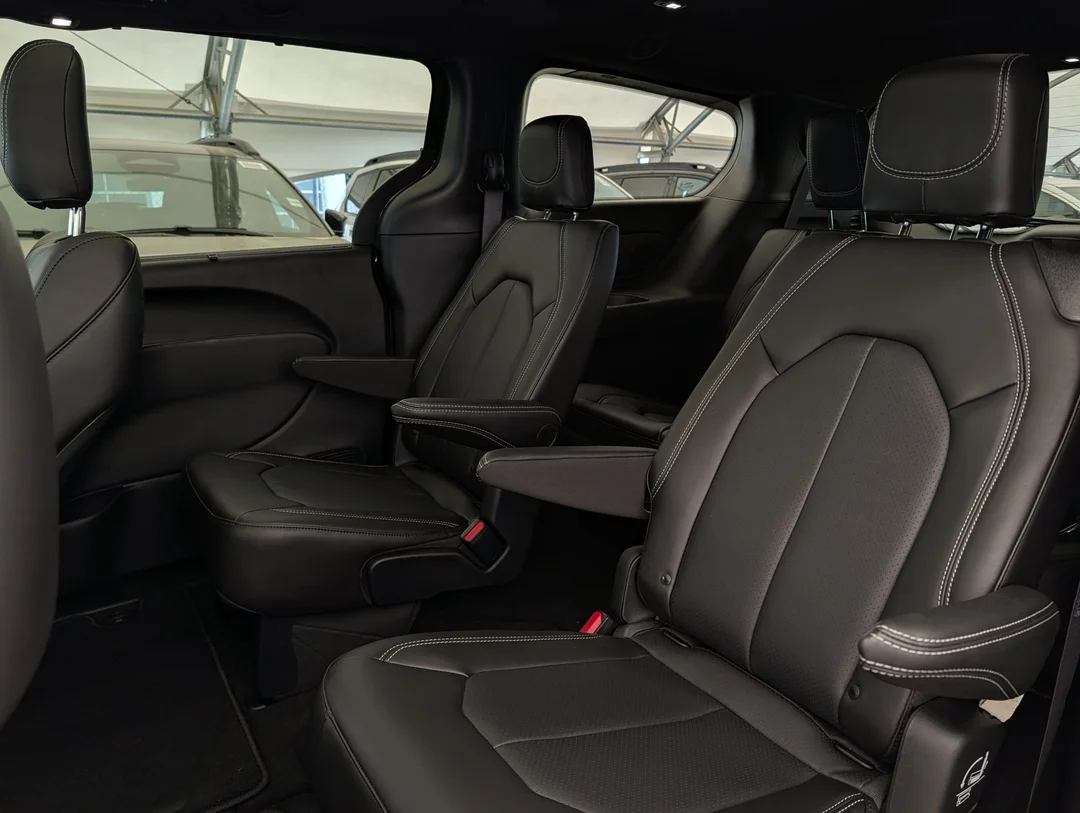 New 2027 Black Chrysler Select - - AWD - 3.6L Pentastar V6 - Adaptive Cruise Control - Blind Spot Monitor & More! image 27