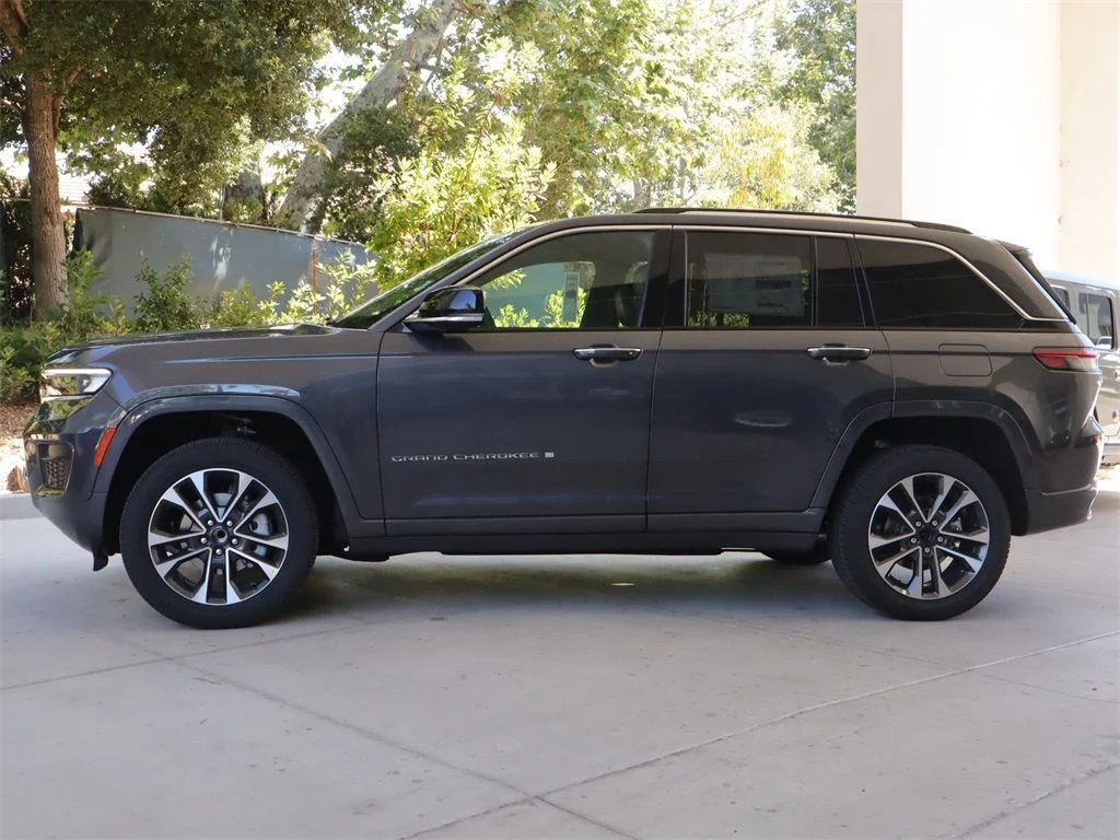New 2023 Baltic Gray Metallic Clear-Coat Exterior Paint Jeep Overland image 7