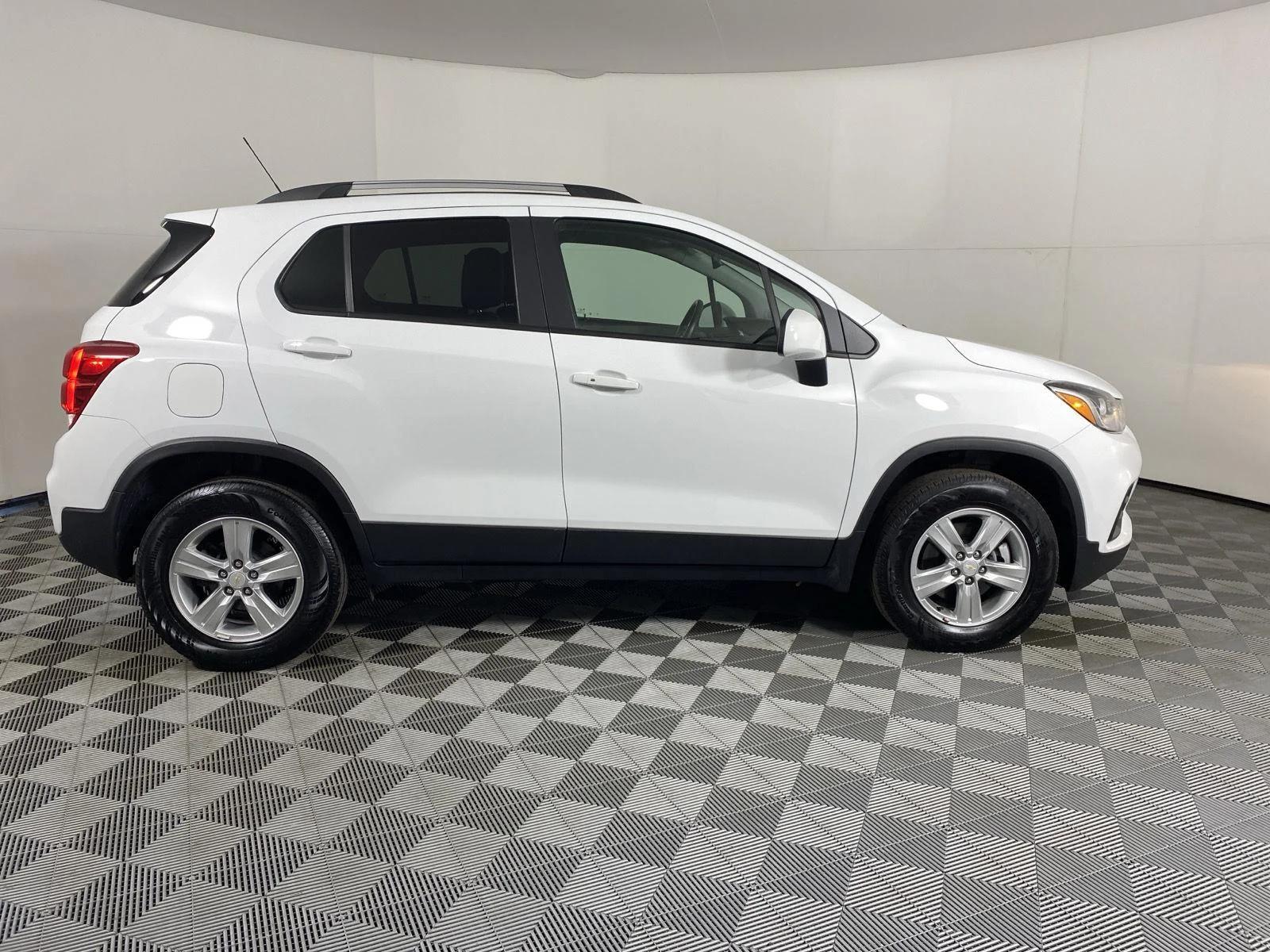Used 2022 Summit White Chevrolet LT image 3