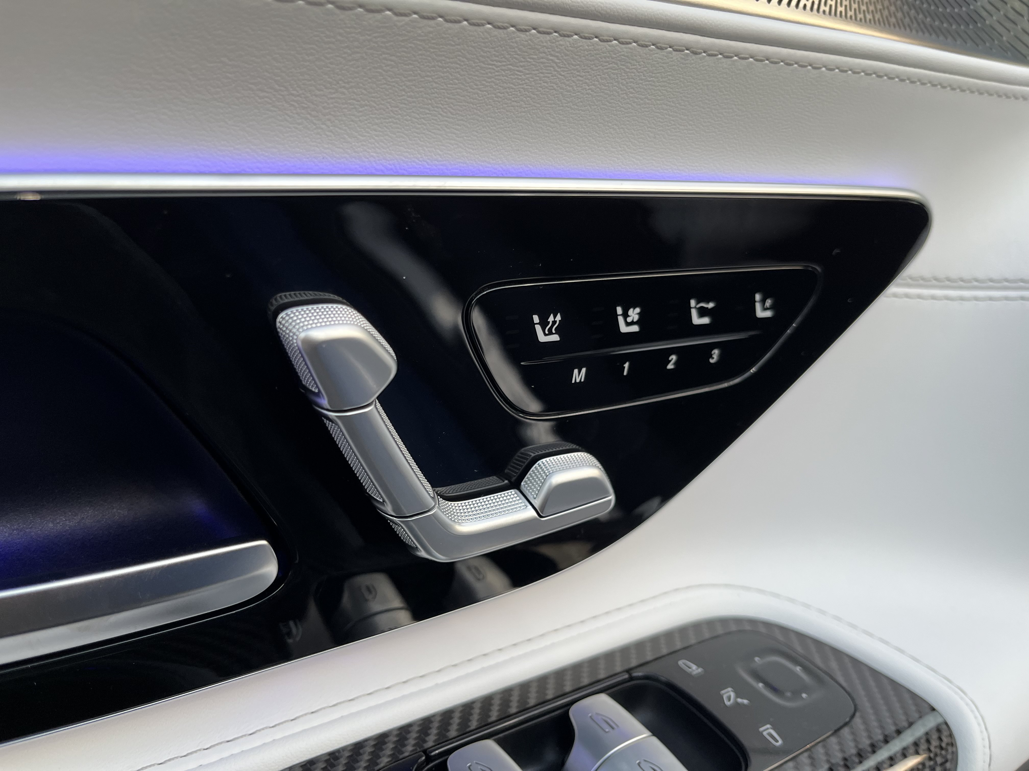 New 2026 MANUFAKTUR Starling Blue Magno Mercedes-Benz AMG® SL 43 image 14