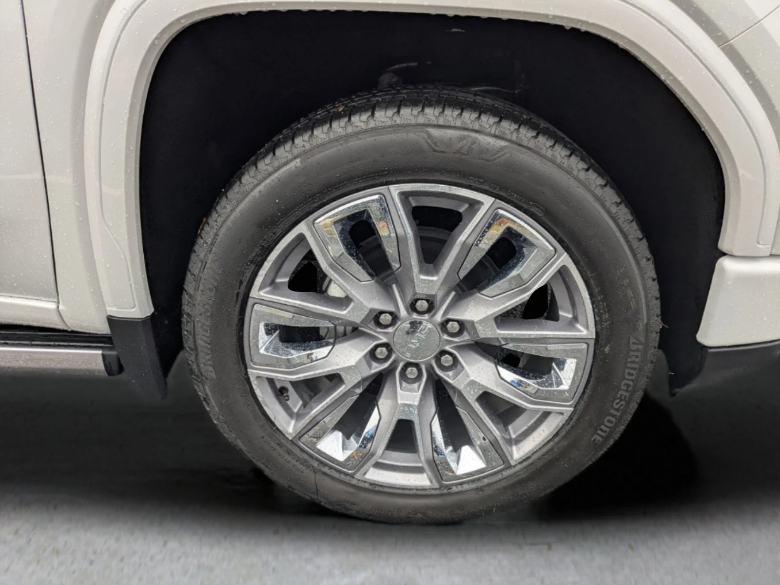 Used 2024 White Frost Tricoat GMC Denali image 11