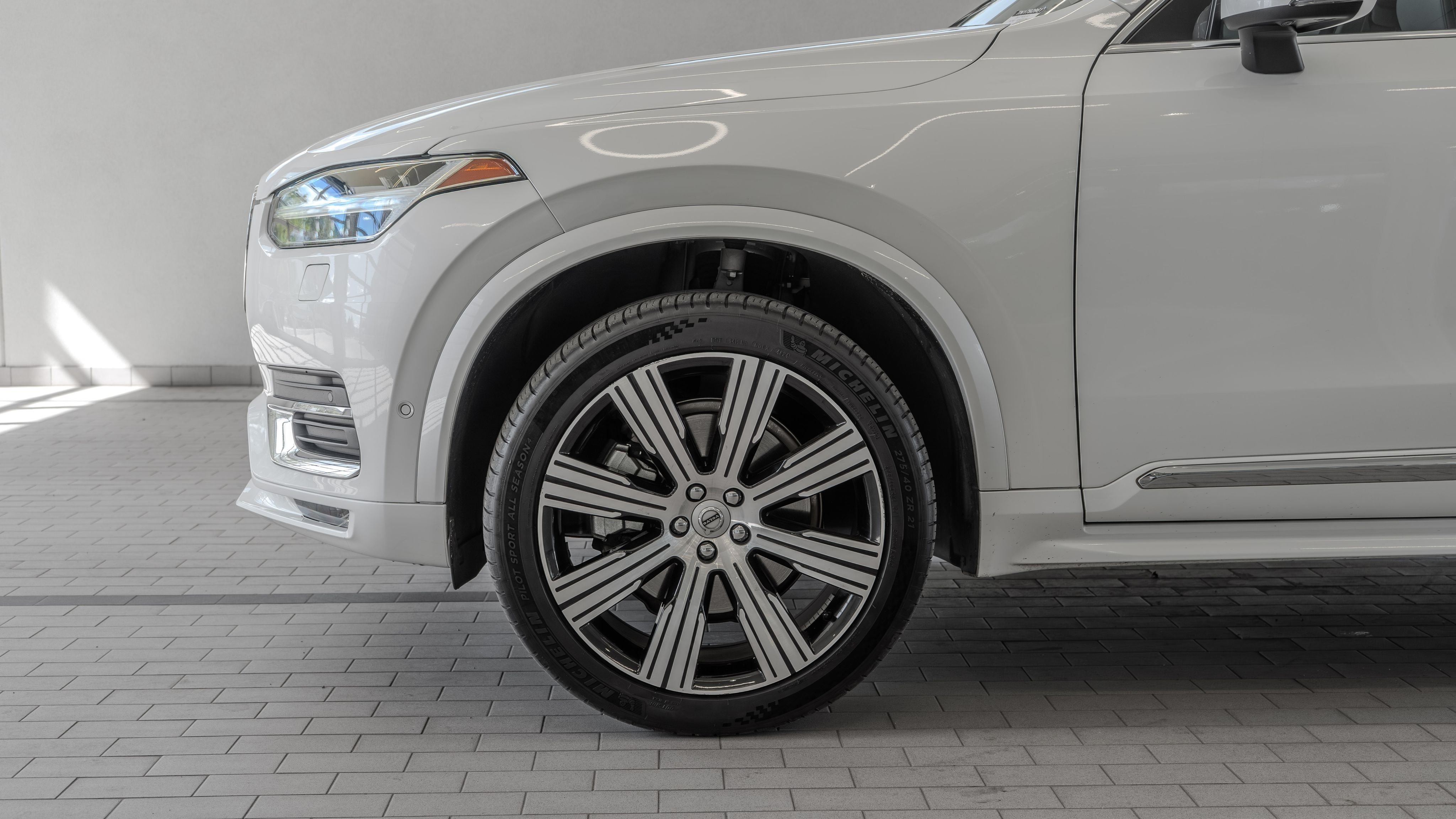 Used 2022 Crystal White Volvo T6 Inscription image 4