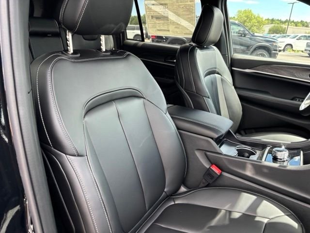 New 2026 Diamond Black Crystal Pearl-Coat Exterior Paint Jeep Limited image 22