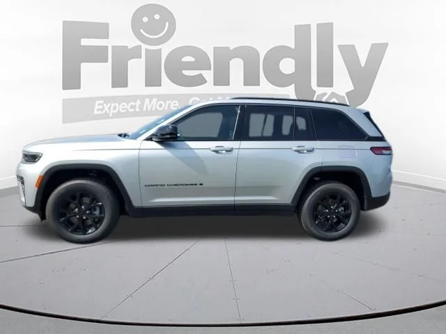 New 2026 Silver Zynith Exterior Paint Jeep Laredo Altitude image 2