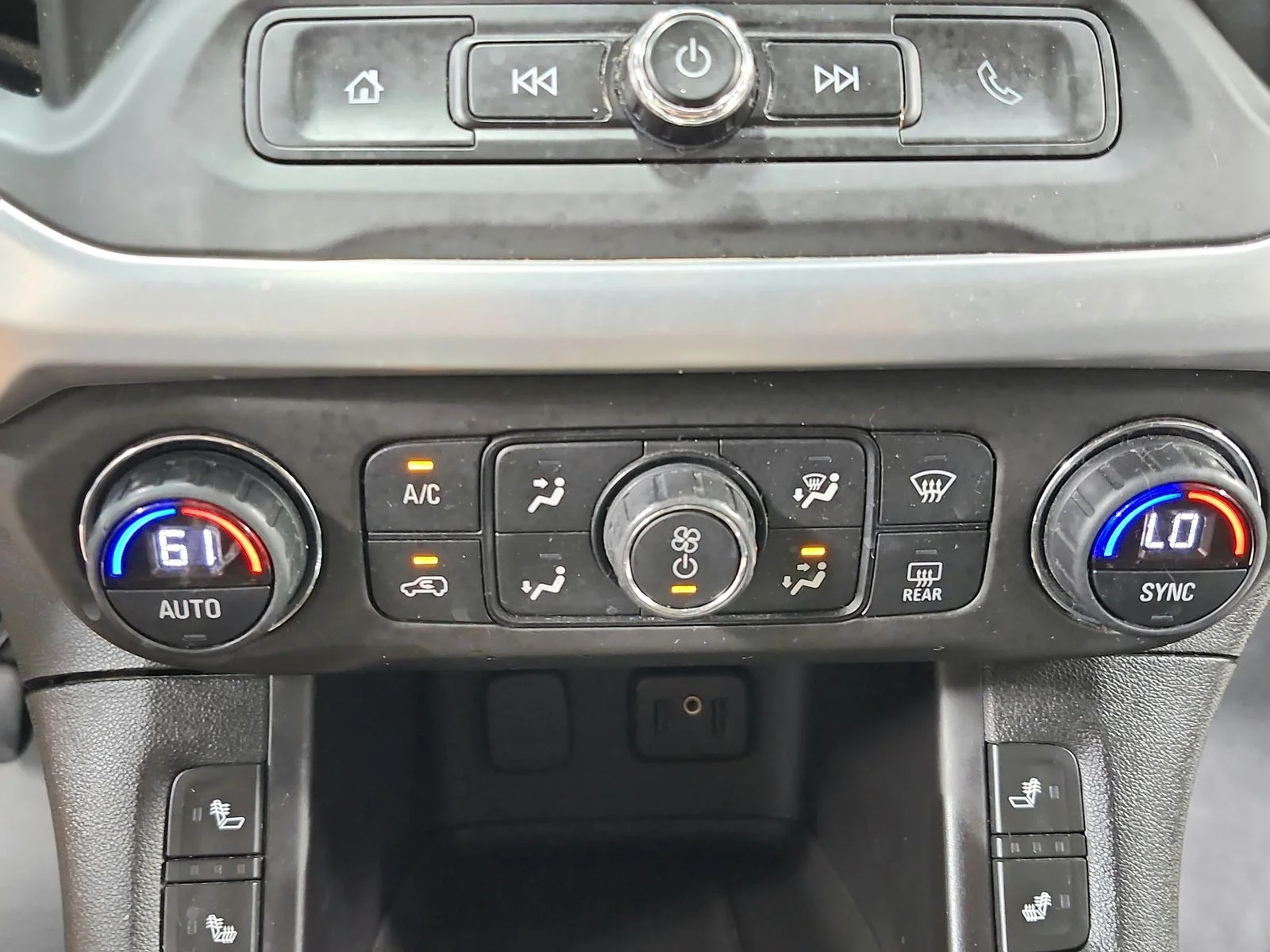 Used 2018 Silver GMC SLE-2 image 30
