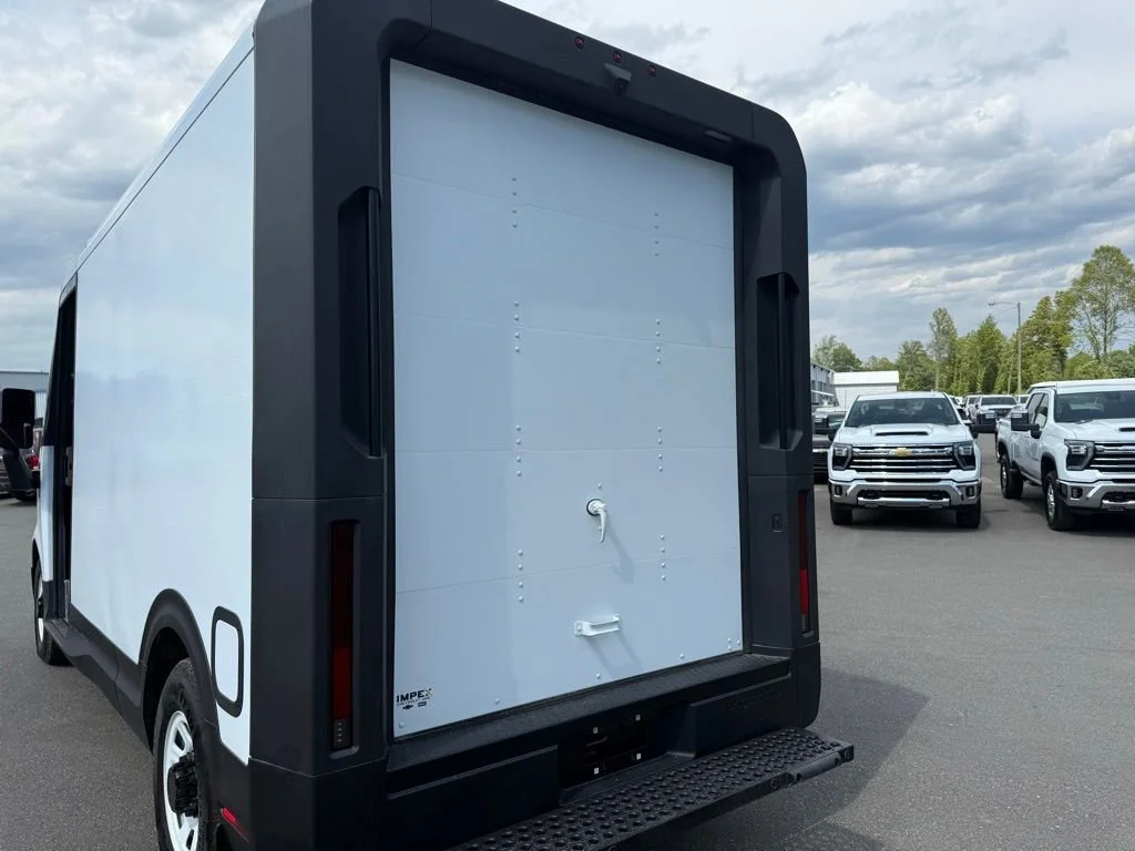 Used 2024 Oyster White BrightDrop EJY image 23
