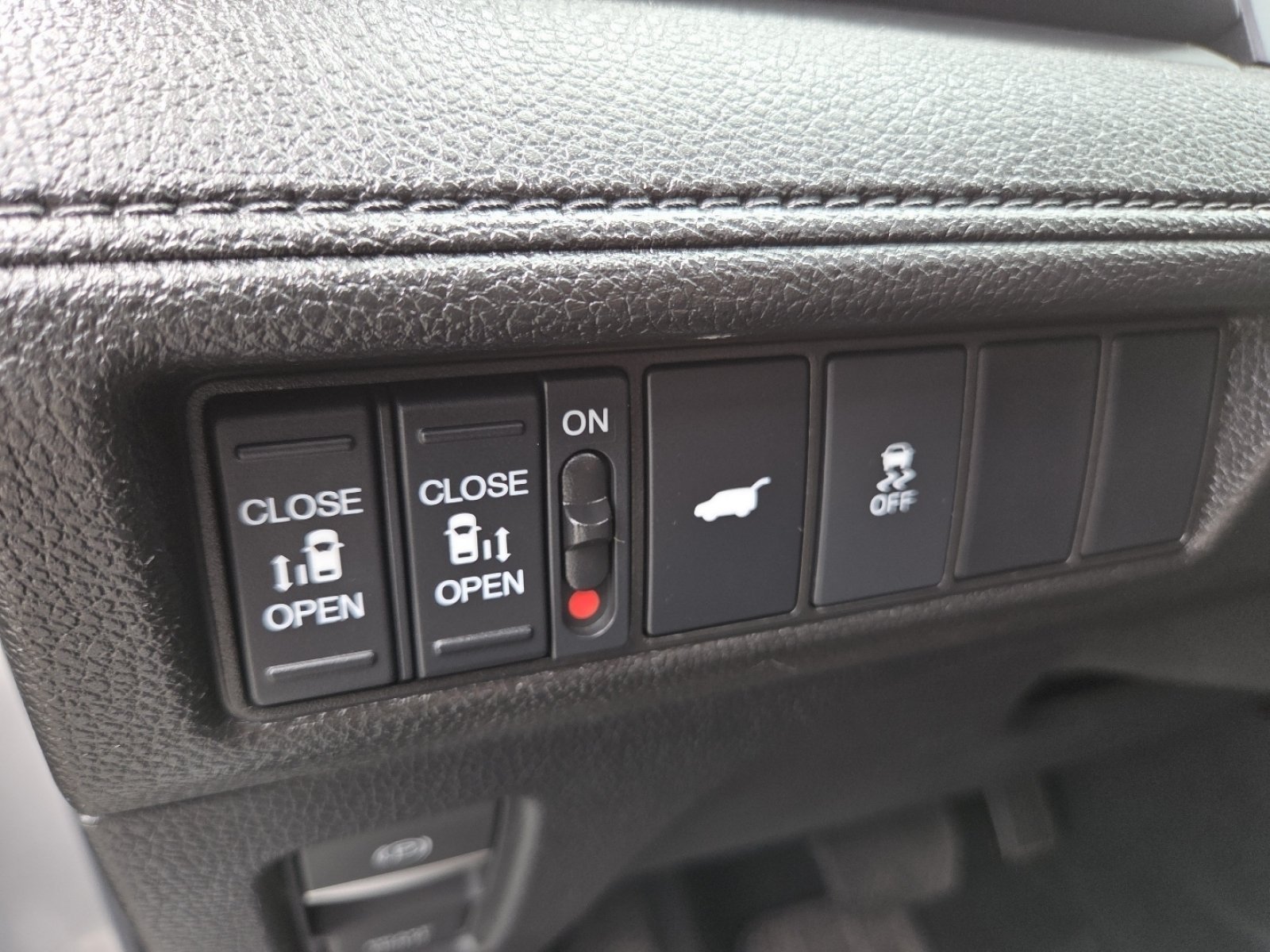 Used 2025 Solar Silver Metallic Honda EX-L image 12