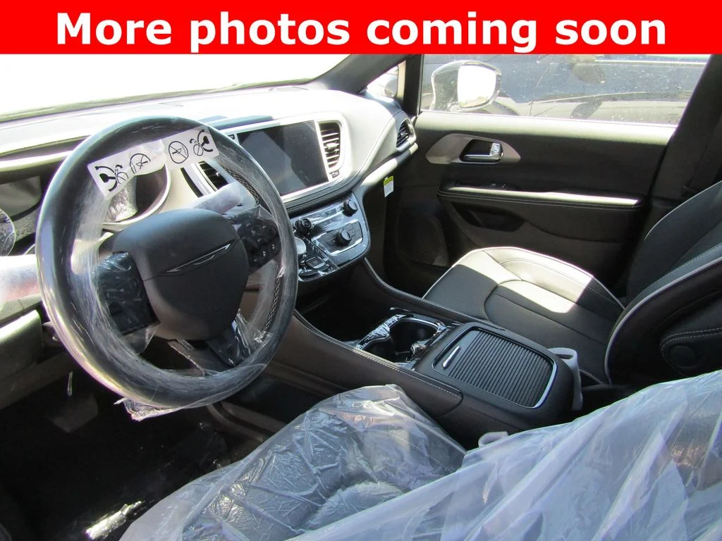 2027 Chrysler Pacifica Limited - Photo 11
