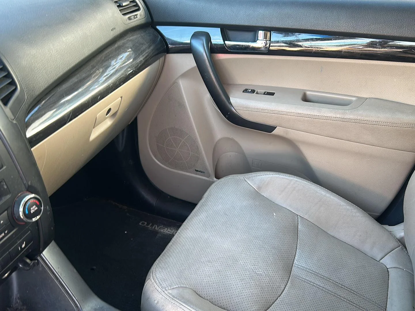 Used 2011 White Sand Beige Kia EX image 16