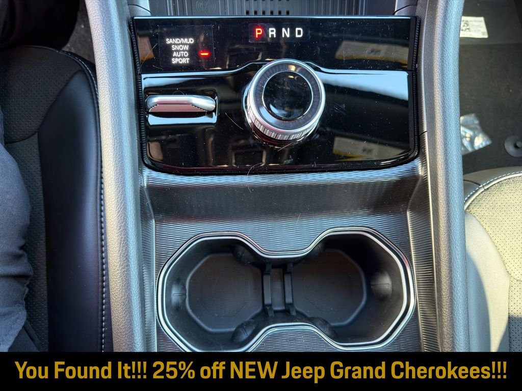 New 2026 Diamond Black Crystal Pearl-Coat Exterior Paint Jeep Altitude image 13