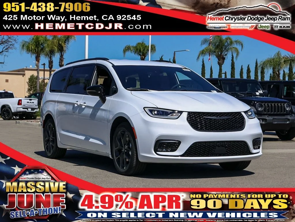 2026 Chrysler Pacifica Select's photo