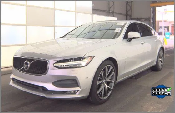 Used 2018  Volvo T5 Momentum image 1