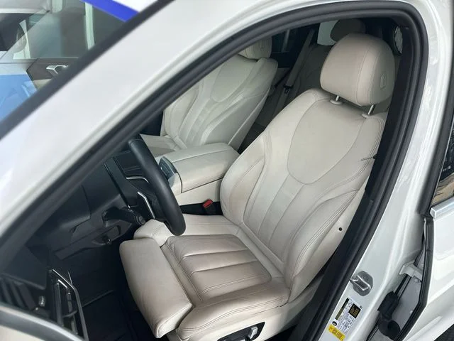 Used 2022 White BMW sDrive40i image 12