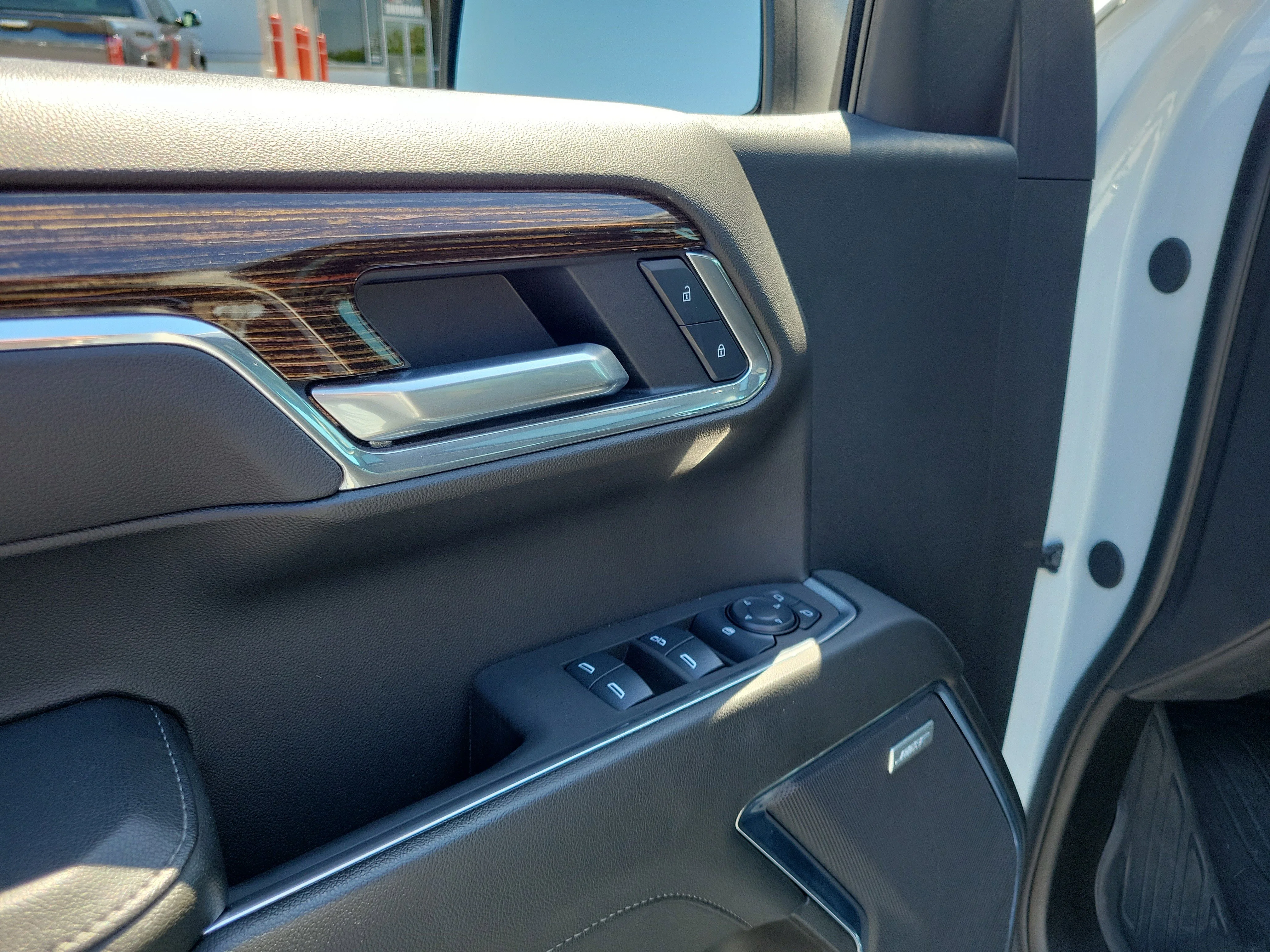Used 2025 Summit White GMC Elevation image 16