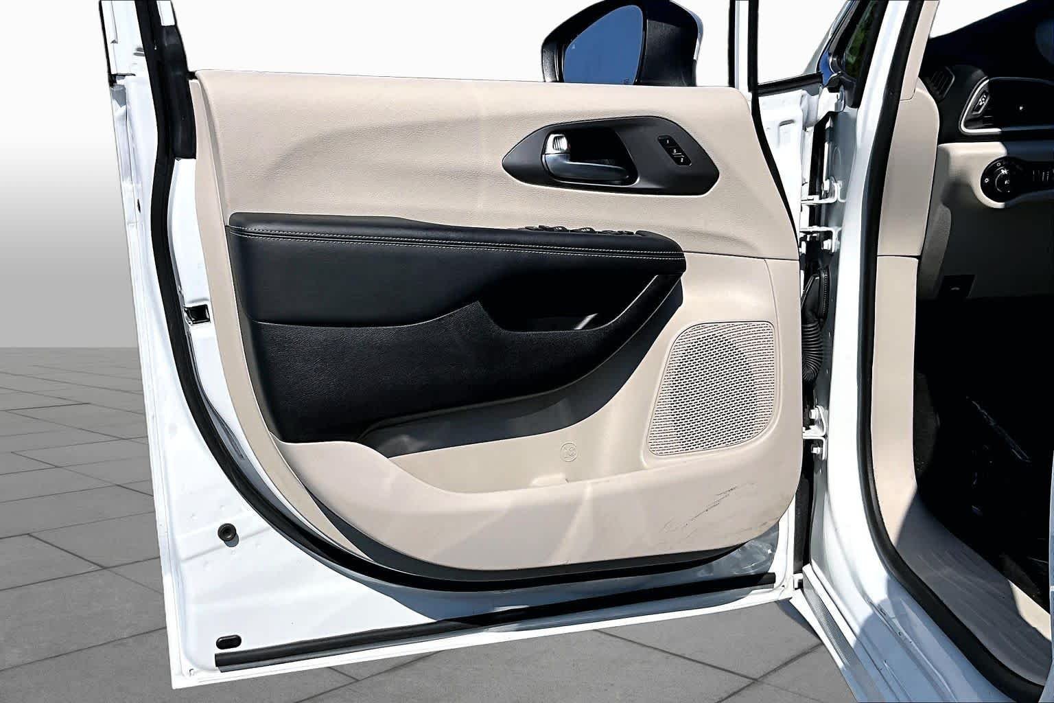 Used 2023 Bright White Clearcoat Chrysler Touring L image 20