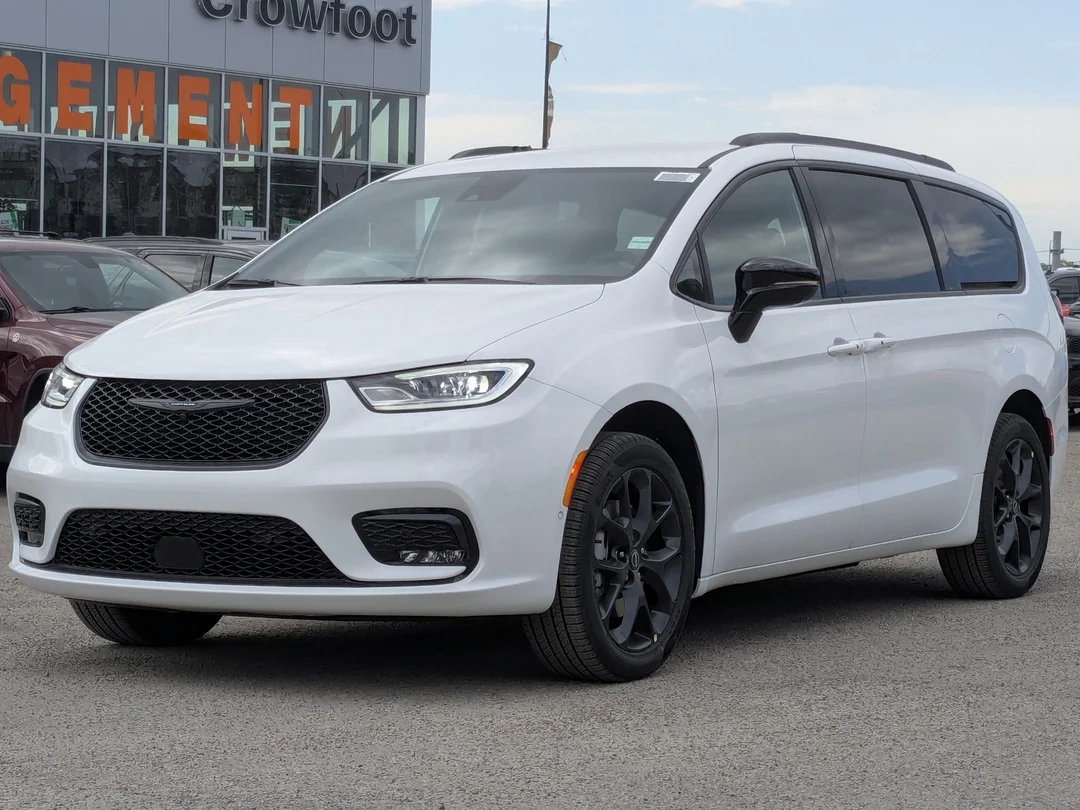 New 2026 White Chrysler Select - - AWD - 3.6L Pentastar V6 - Adaptive Cruise Control - Blind Spot Monitor & More! image 4