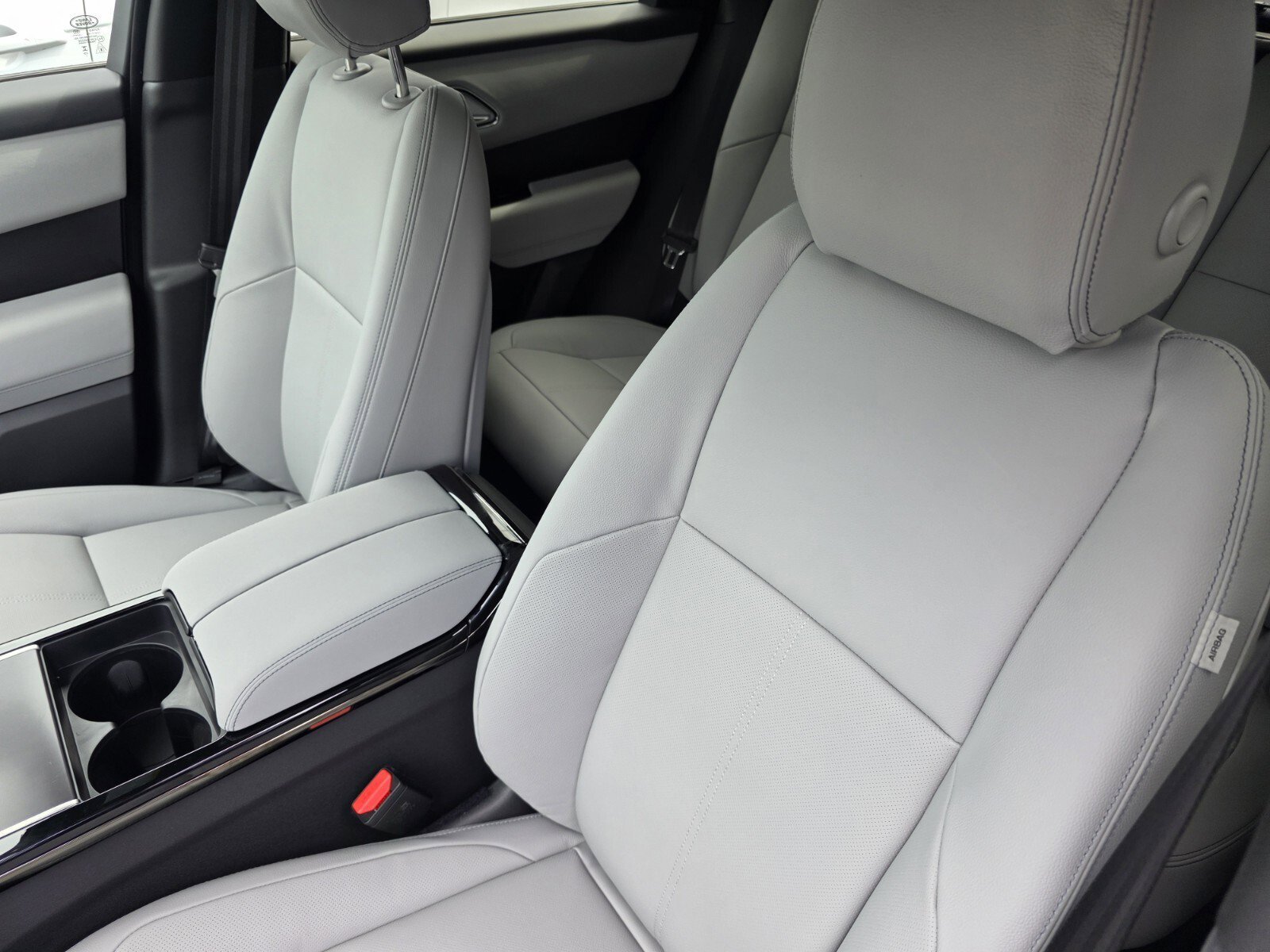 Used 2026 Fuji White Land Rover P250 Belgravia Edition image 12