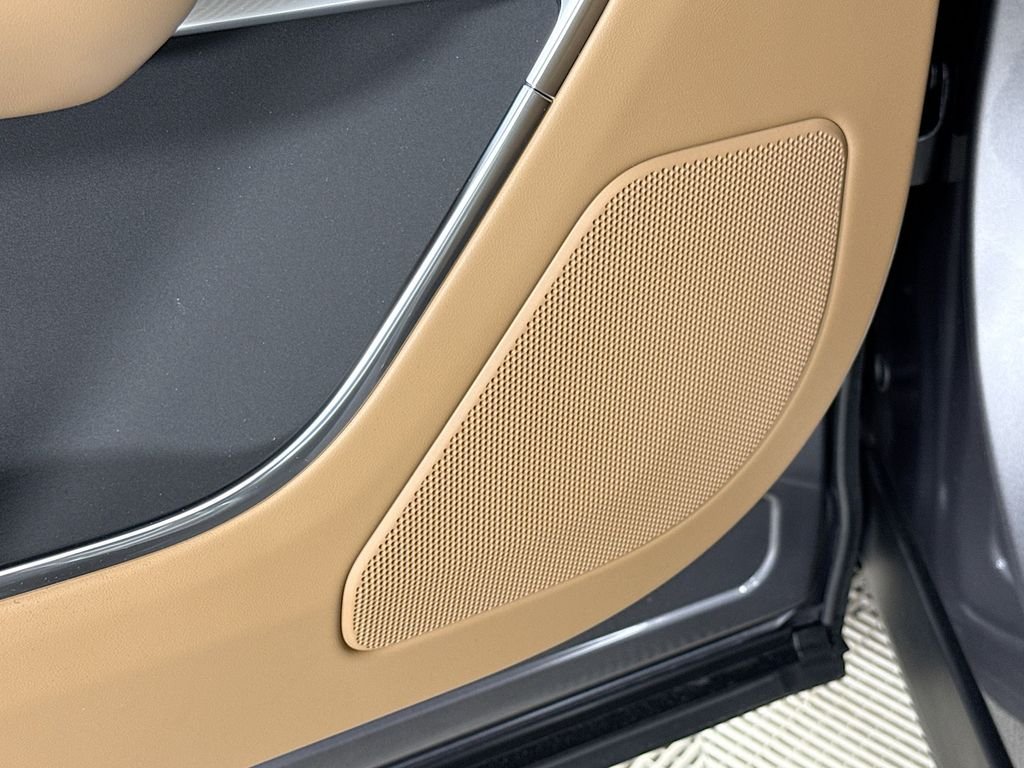 New 2026 Eiger Grey Land Rover SE image 21