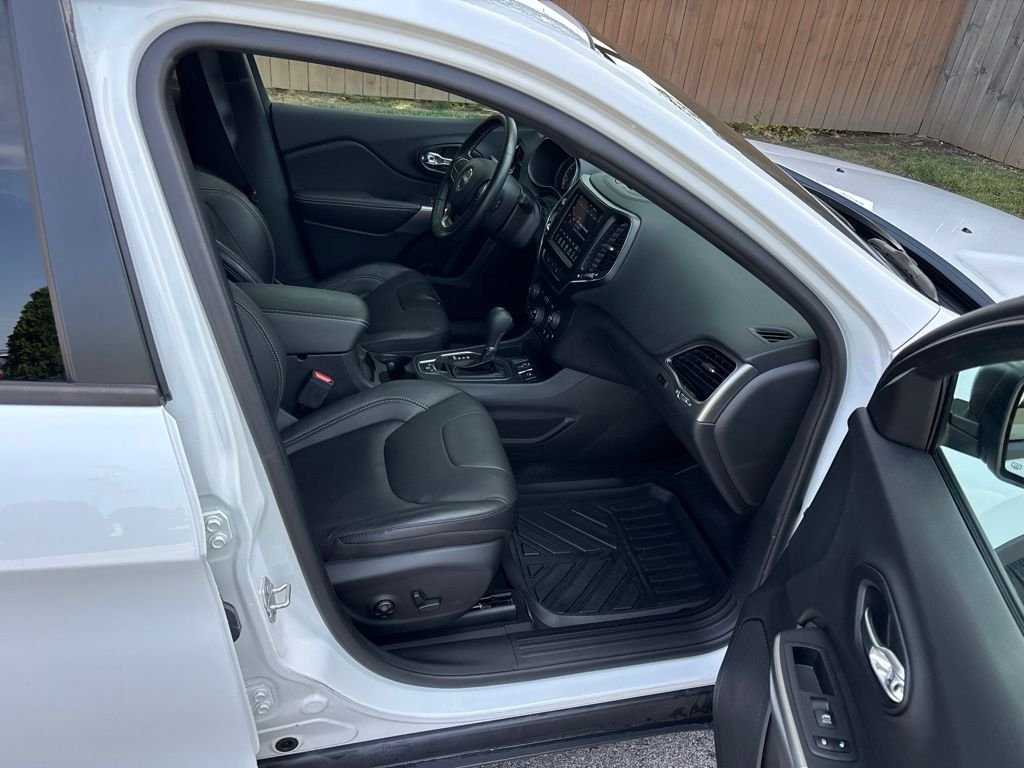 Certified Used 2021 White Jeep Latitude Lux image 12