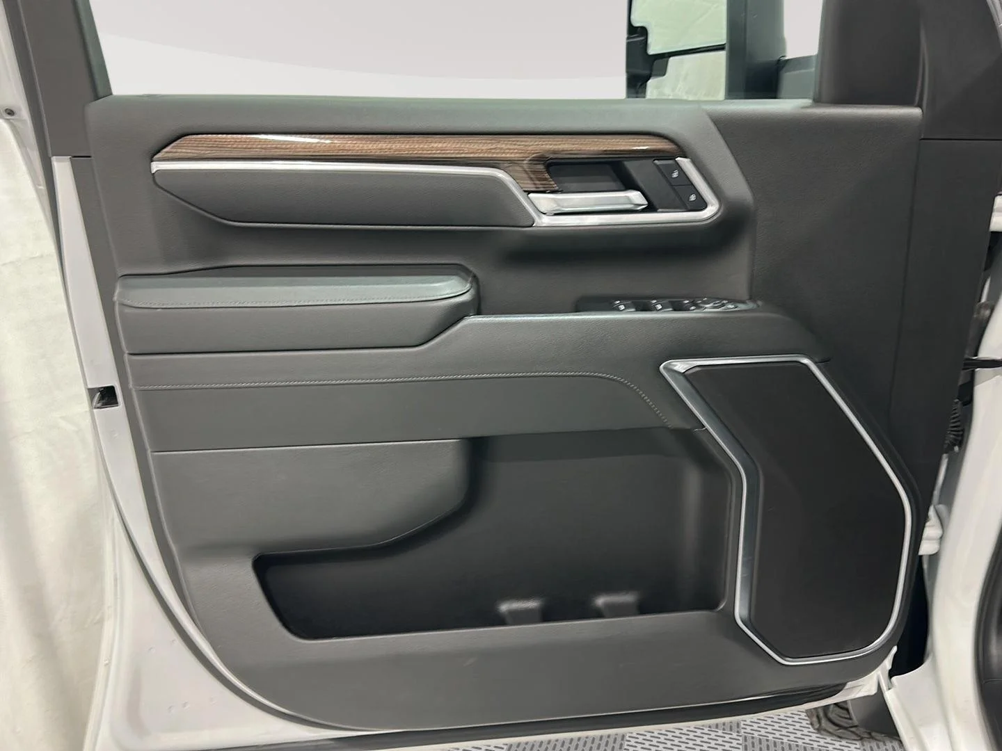 Used 2025 Summit White Chevrolet LT image 19