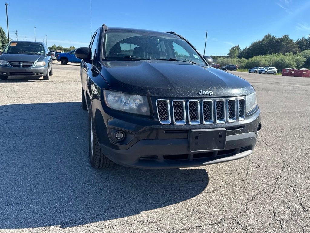 Used 2016  Jeep Latitude image 9