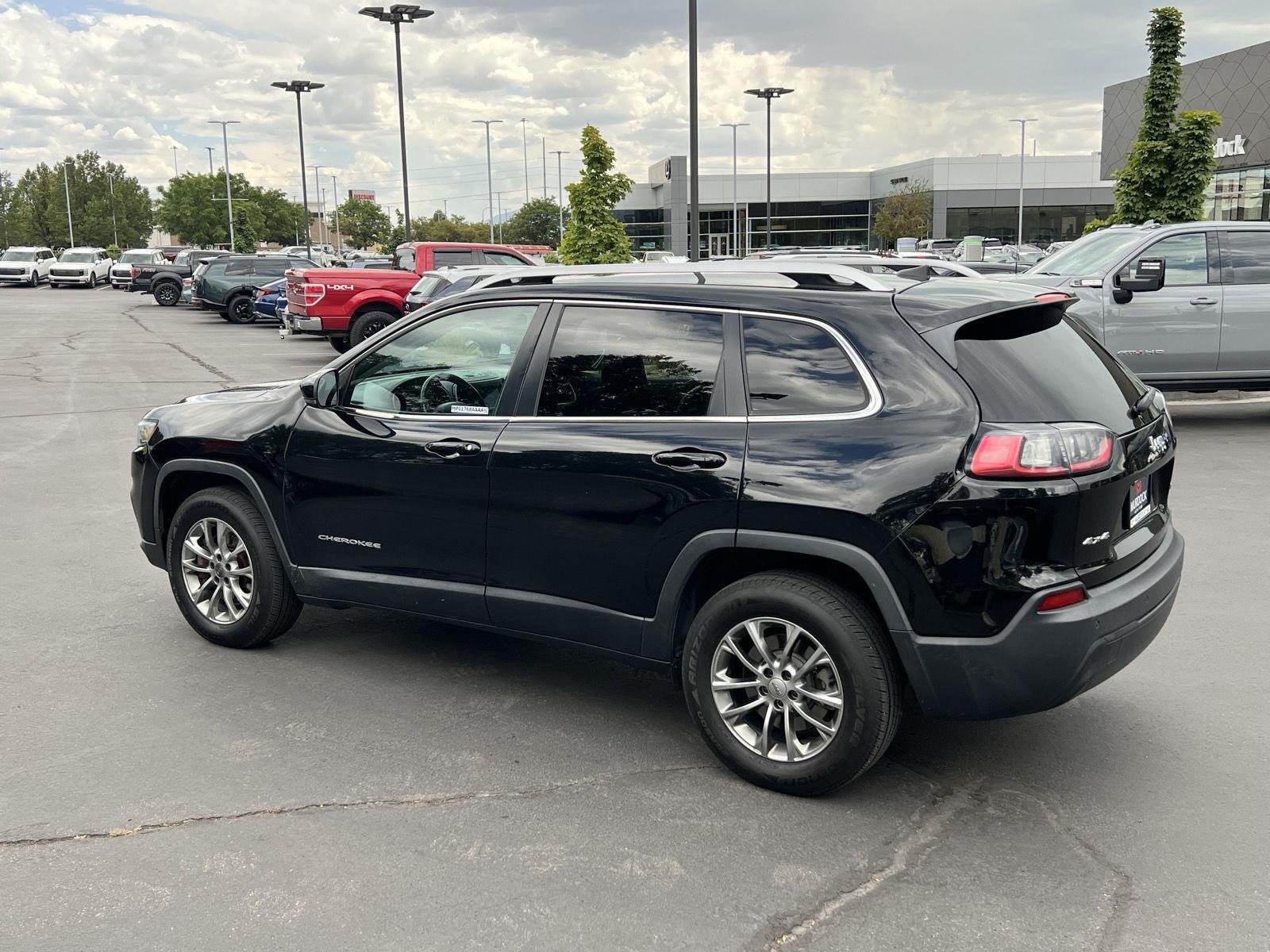 Used 2019 Diamond Black Crystal Pearlcoat Jeep Latitude Plus image 11