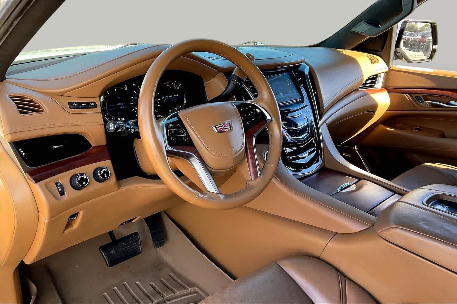 Used 2017 Crystal White Tricoat Cadillac Platinum image 17