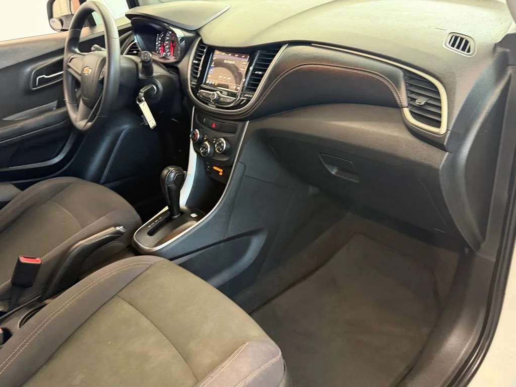 Used 2018 White Chevrolet LS image 7