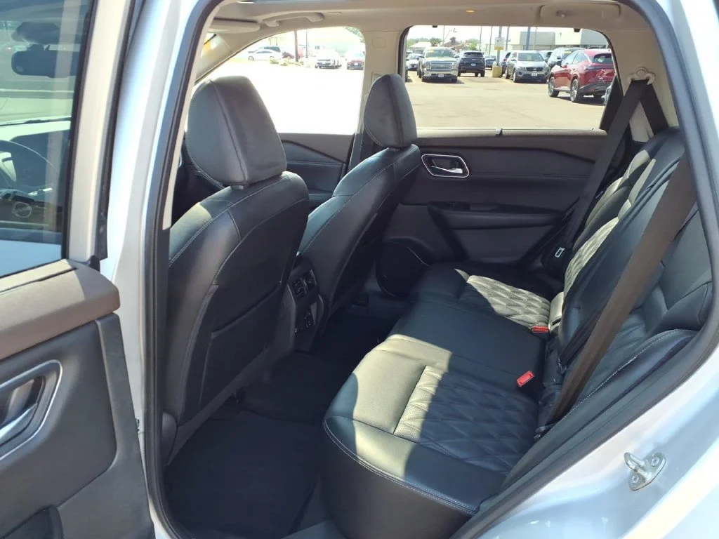 Used 2022 Silver Nissan Platinum image 16