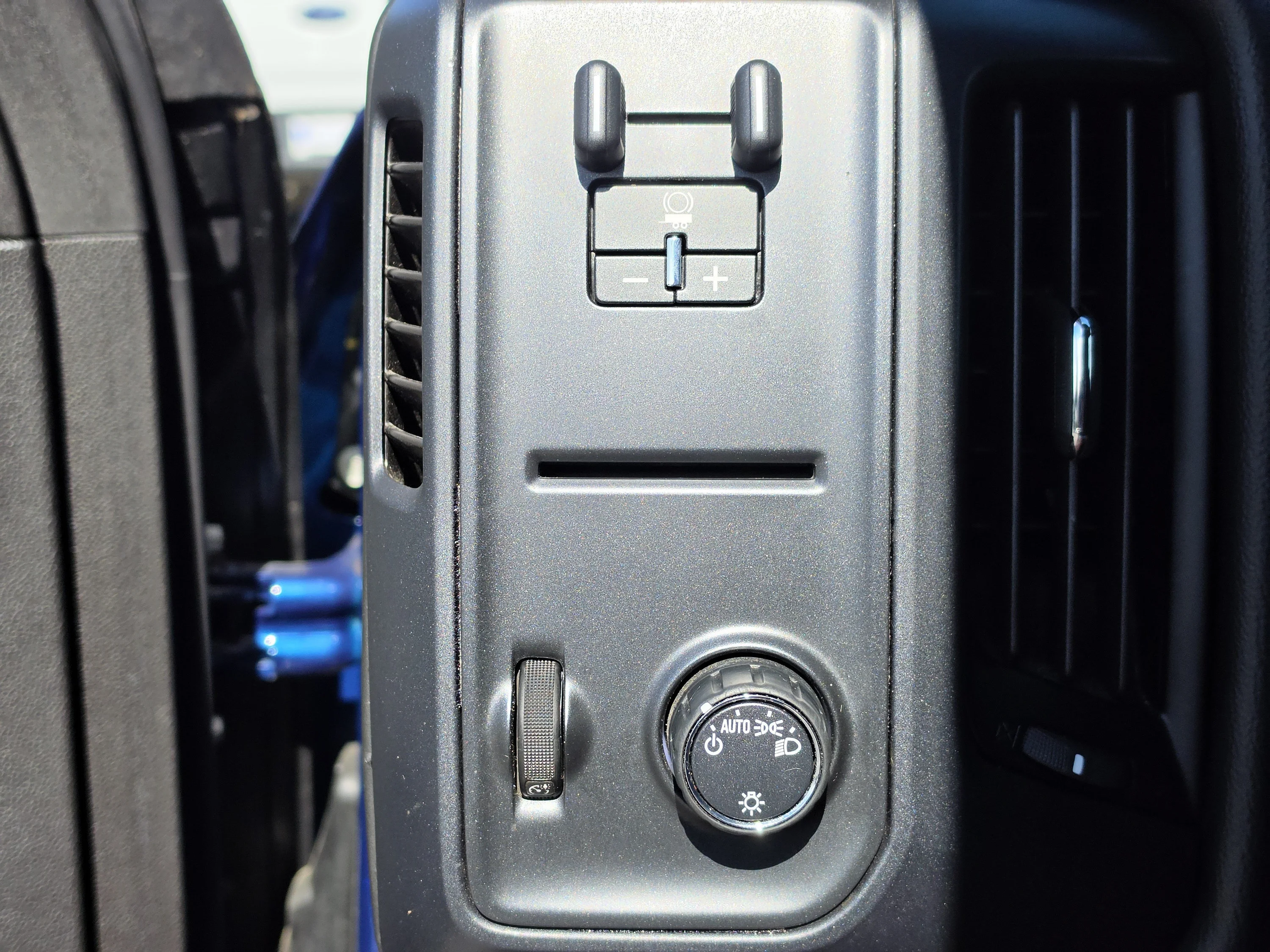 Used 2018 Stone Blue Metallic GMC Base image 31