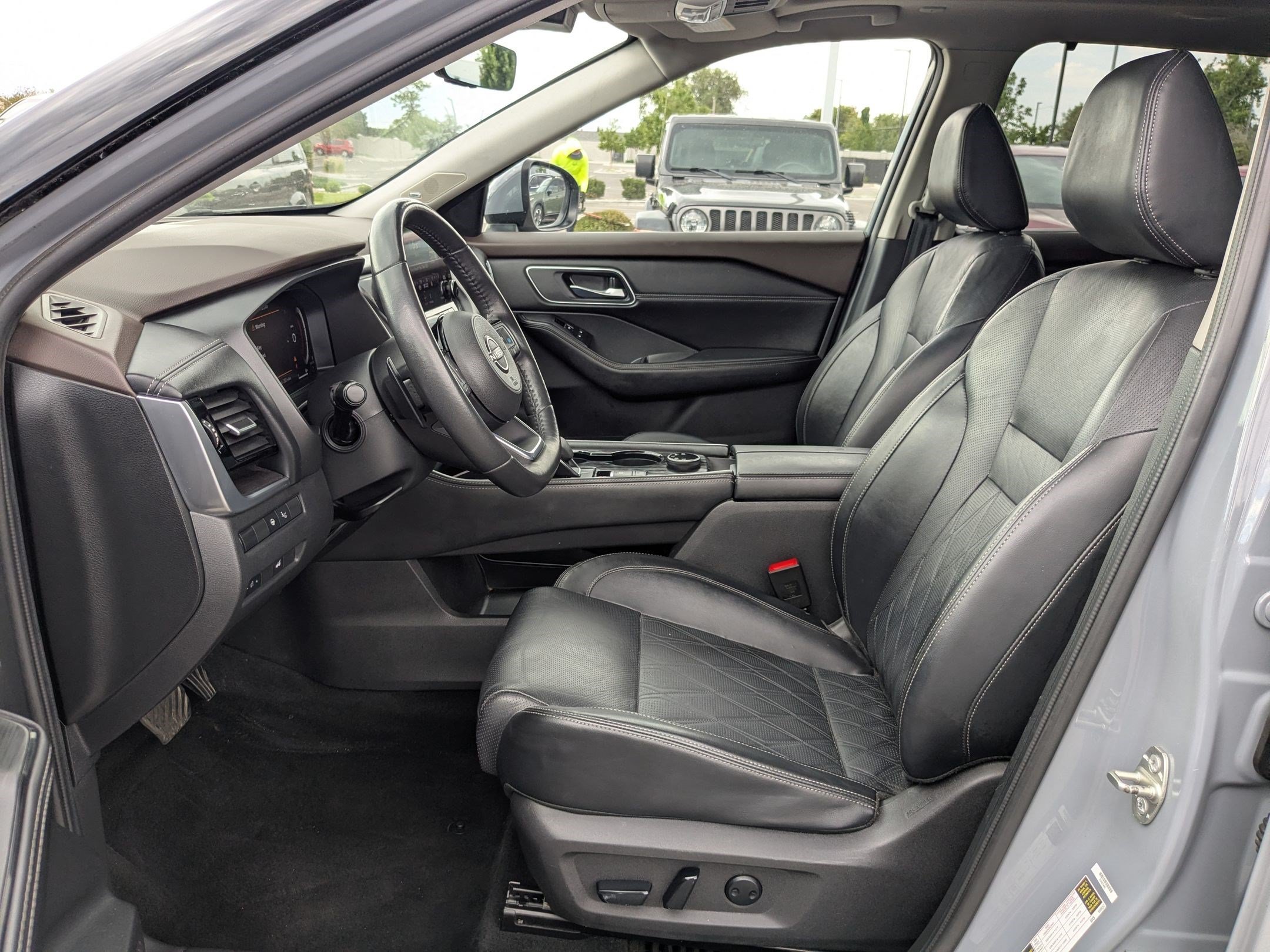 Used 2022 Boulder Gray Pearl Nissan Platinum image 15