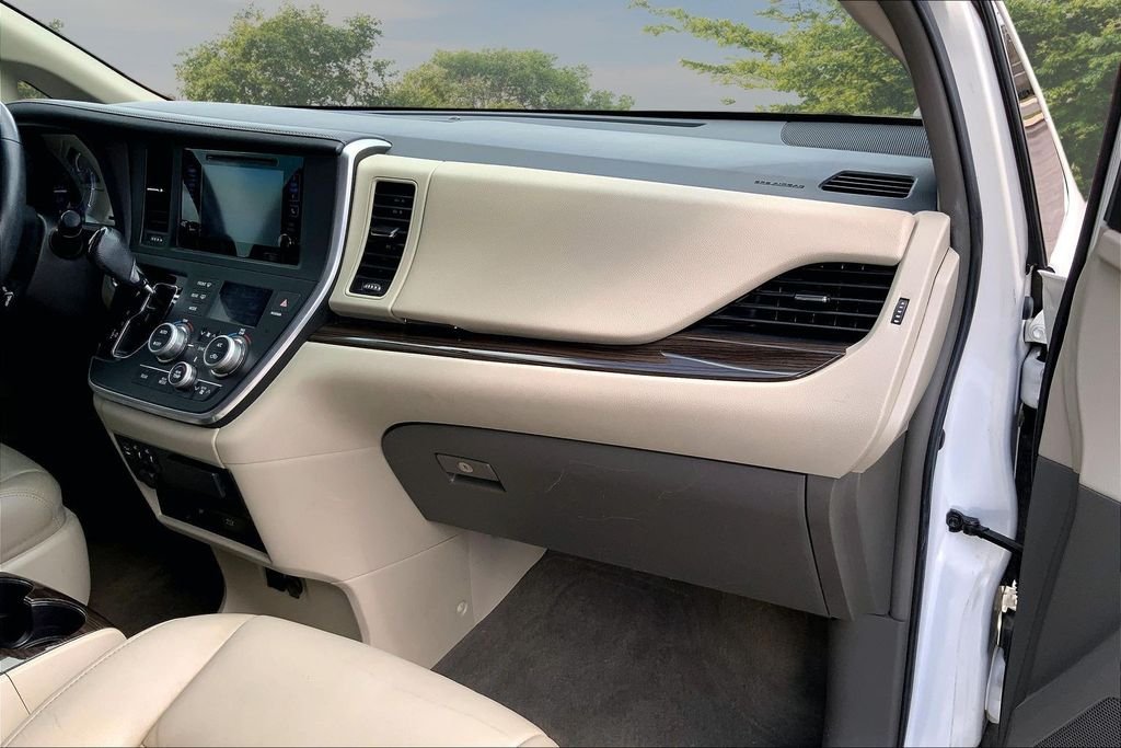 Used 2015 White Toyota XLE Premium image 26