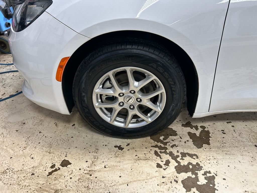 Used 2023 White Chrysler LX image 11